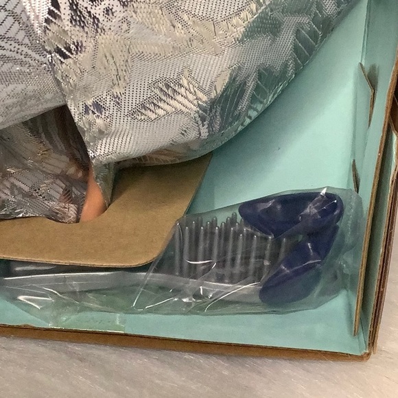 NRFB Vintage 1995 AVON ~ Winter Velvet Barbie Doll ❄️ - Picture 4 of 12